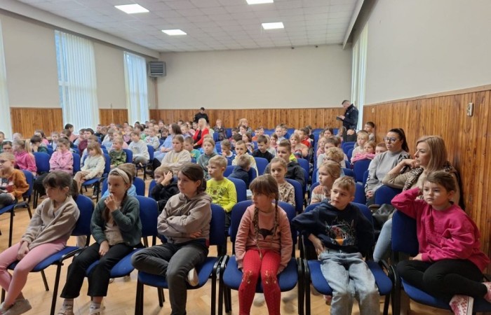 Bezpieczne ferie ze strażakami i policjantami

Dziś mieliśmy przyjemność gościć w naszych progach strażaków oraz policjantów, którzy przeprowadzili spotkania z uczniami na temat bezpieczeństwa podczas ferii zimowych. Był to prawdziwy zastrzyk wiedzy.
Dziękujemy naszym gościom za zaangażowanie i cenne wskazówki, które pomogą dzieciom spędzić zimowy wypoczynek w pełni bezpiecznie!
