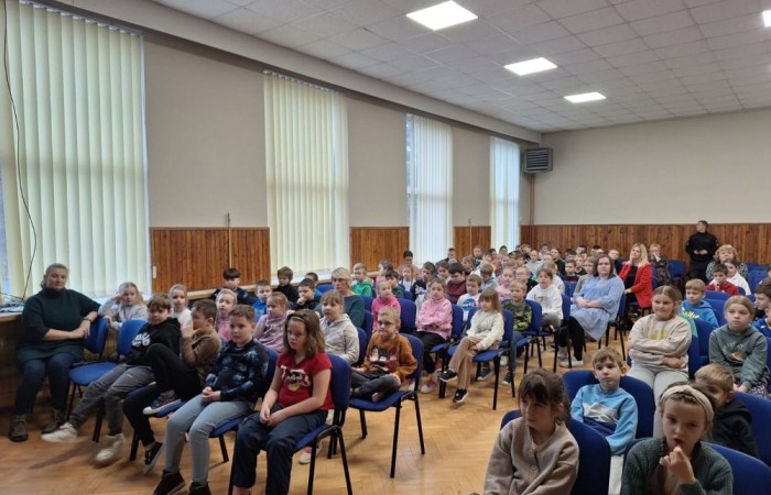 Bezpieczne ferie ze strażakami i policjantami

Dziś mieliśmy przyjemność gościć w naszych progach strażaków oraz policjantów, którzy przeprowadzili spotkania z uczniami na temat bezpieczeństwa podczas ferii zimowych. Był to prawdziwy zastrzyk wiedzy.
Dziękujemy naszym gościom za zaangażowanie i cenne wskazówki, które pomogą dzieciom spędzić zimowy wypoczynek w pełni bezpiecznie!
