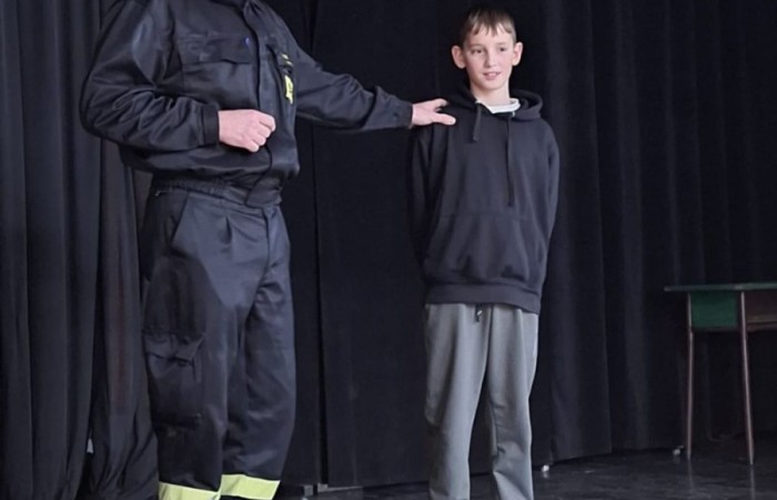 Bezpieczne ferie ze strażakami i policjantami

Dziś mieliśmy przyjemność gościć w naszych progach strażaków oraz policjantów, którzy przeprowadzili spotkania z uczniami na temat bezpieczeństwa podczas ferii zimowych. Był to prawdziwy zastrzyk wiedzy.
Dziękujemy naszym gościom za zaangażowanie i cenne wskazówki, które pomogą dzieciom spędzić zimowy wypoczynek w pełni bezpiecznie!
