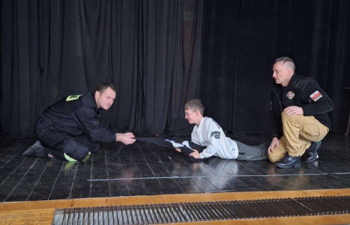 Bezpieczne ferie ze strażakami i policjantami

Dziś mieliśmy przyjemność gościć w naszych progach strażaków oraz policjantów, którzy przeprowadzili spotkania z uczniami na temat bezpieczeństwa podczas ferii zimowych. Był to prawdziwy zastrzyk wiedzy.
Dziękujemy naszym gościom za zaangażowanie i cenne wskazówki, które pomogą dzieciom spędzić zimowy wypoczynek w pełni bezpiecznie!
