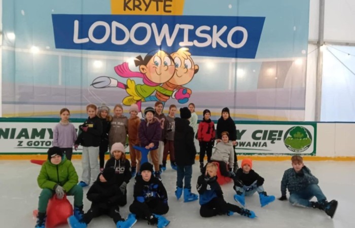 Dwa przedferyjne tygodnie lekcji wychowania fizycznego zdominowane zostały przez rekreacyjne zajęcia na lodowisku. Każda z klas IV – VIII Szkoły Podstawowej Nr 2, miała możliwość skorzystania z dwóch dwugodzinnych bloków, tej popularnej i przede wszystkim aktywnej formy spędzania czasu wolnego. To drugi sezon zimowy, po długiej przerwie, kiedy nasza placówka może uczestniczyć w tego typu zajęciach. Dlatego wyraźnie zauważalne są pozytywne efekty ich wpływu na naszych uczniów. Większość z nich dobrze radzi sobie z podstawami jazdy i chętnie bierze udział w zajęciach. Zachęcamy do kontynuowania przygody z tą atrakcyjną formą rekreacji również w czasie ferii.
