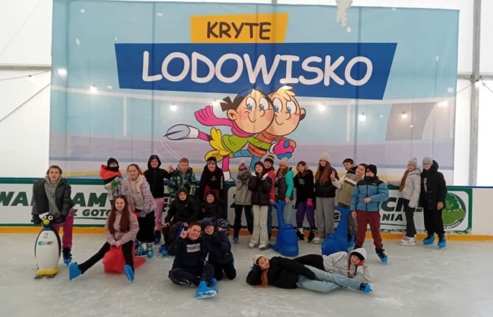 Dwa przedferyjne tygodnie lekcji wychowania fizycznego zdominowane zostały przez rekreacyjne zajęcia na lodowisku. Każda z klas IV – VIII Szkoły Podstawowej Nr 2, miała możliwość skorzystania z dwóch dwugodzinnych bloków, tej popularnej i przede wszystkim aktywnej formy spędzania czasu wolnego. To drugi sezon zimowy, po długiej przerwie, kiedy nasza placówka może uczestniczyć w tego typu zajęciach. Dlatego wyraźnie zauważalne są pozytywne efekty ich wpływu na naszych uczniów. Większość z nich dobrze radzi sobie z podstawami jazdy i chętnie bierze udział w zajęciach. Zachęcamy do kontynuowania przygody z tą atrakcyjną formą rekreacji również w czasie ferii.
