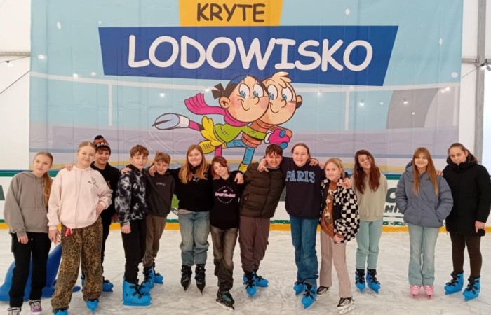 Dwa przedferyjne tygodnie lekcji wychowania fizycznego zdominowane zostały przez rekreacyjne zajęcia na lodowisku. Każda z klas IV – VIII Szkoły Podstawowej Nr 2, miała możliwość skorzystania z dwóch dwugodzinnych bloków, tej popularnej i przede wszystkim aktywnej formy spędzania czasu wolnego. To drugi sezon zimowy, po długiej przerwie, kiedy nasza placówka może uczestniczyć w tego typu zajęciach. Dlatego wyraźnie zauważalne są pozytywne efekty ich wpływu na naszych uczniów. Większość z nich dobrze radzi sobie z podstawami jazdy i chętnie bierze udział w zajęciach. Zachęcamy do kontynuowania przygody z tą atrakcyjną formą rekreacji również w czasie ferii.
