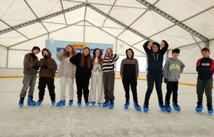 Dwa przedferyjne tygodnie lekcji wychowania fizycznego zdominowane zostały przez rekreacyjne zajęcia na lodowisku. Każda z klas IV – VIII Szkoły Podstawowej Nr 2, miała możliwość skorzystania z dwóch dwugodzinnych bloków, tej popularnej i przede wszystkim aktywnej formy spędzania czasu wolnego. To drugi sezon zimowy, po długiej przerwie, kiedy nasza placówka może uczestniczyć w tego typu zajęciach. Dlatego wyraźnie zauważalne są pozytywne efekty ich wpływu na naszych uczniów. Większość z nich dobrze radzi sobie z podstawami jazdy i chętnie bierze udział w zajęciach. Zachęcamy do kontynuowania przygody z tą atrakcyjną formą rekreacji również w czasie ferii.
