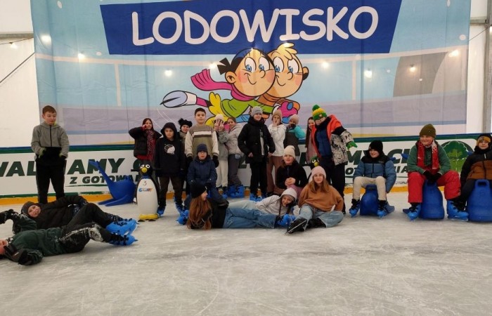 Dwa przedferyjne tygodnie lekcji wychowania fizycznego zdominowane zostały przez rekreacyjne zajęcia na lodowisku. Każda z klas IV – VIII Szkoły Podstawowej Nr 2, miała możliwość skorzystania z dwóch dwugodzinnych bloków, tej popularnej i przede wszystkim aktywnej formy spędzania czasu wolnego. To drugi sezon zimowy, po długiej przerwie, kiedy nasza placówka może uczestniczyć w tego typu zajęciach. Dlatego wyraźnie zauważalne są pozytywne efekty ich wpływu na naszych uczniów. Większość z nich dobrze radzi sobie z podstawami jazdy i chętnie bierze udział w zajęciach. Zachęcamy do kontynuowania przygody z tą atrakcyjną formą rekreacji również w czasie ferii.
