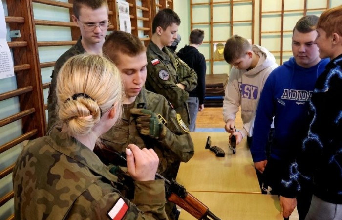 22 stycznia uczniowie naszej szkoły wzięli udział w warsztatach organizowanych w ramach doradztwa zawodowego przez Zespół Szkół Ekonomicznych i Technicznych w Pasłęku. Uczniowie mieli okazję zwiedzić szkołę a także spróbować swoich sił w różnych aktywnościach przypisanych do odpowiednich zawodów. Było to ciekawe doświadczenie.