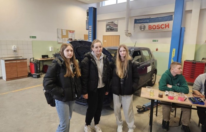 22 stycznia uczniowie naszej szkoły wzięli udział w warsztatach organizowanych w ramach doradztwa zawodowego przez Zespół Szkół Ekonomicznych i Technicznych w Pasłęku. Uczniowie mieli okazję zwiedzić szkołę a także spróbować swoich sił w różnych aktywnościach przypisanych do odpowiednich zawodów. Było to ciekawe doświadczenie.