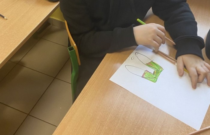 Podczas zajęć projektowych „ język angielski w praktyce” utrwalaliśmy i powtarzaliśmy słownictwo związane min. z opisem osoby, w tym wypadku ulubionej postaci z bajki, produktów żywieniowych czy opisem pokoju. Każdy uczeń omawia swoją pracę i  dodatkowo odpowiada na pytania nauczyciela. Tworzyliśmy także grę poświęconą stopniowaniu przymiotników i otaczającego naszą szkole krajobrazu. 