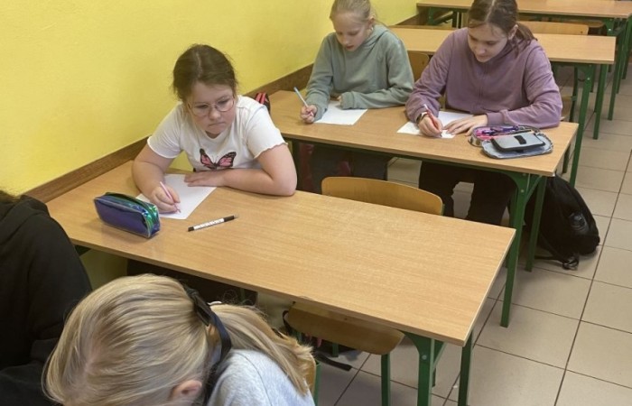 Podczas zajęć projektowych „ język angielski w praktyce” utrwalaliśmy i powtarzaliśmy słownictwo związane min. z opisem osoby, w tym wypadku ulubionej postaci z bajki, produktów żywieniowych czy opisem pokoju. Każdy uczeń omawia swoją pracę i  dodatkowo odpowiada na pytania nauczyciela. Tworzyliśmy także grę poświęconą stopniowaniu przymiotników i otaczającego naszą szkole krajobrazu. 