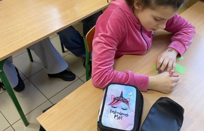 Podczas zajęć projektowych „ język angielski w praktyce” utrwalaliśmy i powtarzaliśmy słownictwo związane min. z opisem osoby, w tym wypadku ulubionej postaci z bajki, produktów żywieniowych czy opisem pokoju. Każdy uczeń omawia swoją pracę i  dodatkowo odpowiada na pytania nauczyciela. Tworzyliśmy także grę poświęconą stopniowaniu przymiotników i otaczającego naszą szkole krajobrazu. 