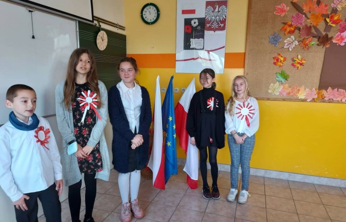 Dnia 10.11.2021 społeczność naszej szkoły świętowała Dzień Odzyskania Niepodległości. Niestety w reżimie sanitarnym odbył się uroczysty apel „Zaśpiewajmy dla Niepodległej” przygotowany przez wychowawcę kl.4b Panią Barbarę Rokitę przy udziale samorządów uczniowskich klas 4-8. Patriotyczny charakter uroczystości podkreśliły barwy narodowe, godło i hymn. Uczniowie  w ciekawej inscenizacji przedstawili losy narodu Polskiego wyjaśniając hasło NIEPODLEGŁA - kolejne rozbiory, zrywy niepodległościowe i nadzieje Polaków na odzyskanie wolności, wreszcie powrót na mapę Europy jako niepodległy, suwerenny kraj. Klasa 4b z zaangażowaniem zaśpiewała hymn państwowy, Szarą Piechotę, Pierwszą Brygadę, Polską flagę i piosenkę „Jestem Polką i Polakiem” pod kierunkiem Pani Iwony Matukiewicz. Cała szkoła o godz.11.11 na spotkaniu z wychowawcą odśpiewała hymn państwowy. Nauczyciele przygotowali różnorodne zadania pt. „ 11 Listopada”. Słychać było pieśni patriotyczne, była także degustacja rogali świętomarcińskich. Wolontariusze pod opieką Pani Beaty Ziębickiej rozdawali kotyliony niepodległościowe. To była bezcenne lekcja historii. Dziękujemy wszystkim za zaangażowanie w dniu świętowania niepodległości.