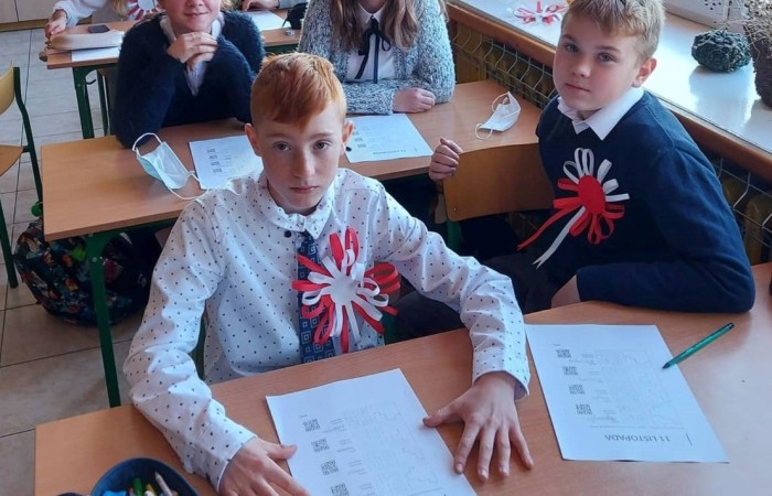 Dnia 10.11.2021 społeczność naszej szkoły świętowała Dzień Odzyskania Niepodległości. Niestety w reżimie sanitarnym odbył się uroczysty apel „Zaśpiewajmy dla Niepodległej” przygotowany przez wychowawcę kl.4b Panią Barbarę Rokitę przy udziale samorządów uczniowskich klas 4-8. Patriotyczny charakter uroczystości podkreśliły barwy narodowe, godło i hymn. Uczniowie  w ciekawej inscenizacji przedstawili losy narodu Polskiego wyjaśniając hasło NIEPODLEGŁA - kolejne rozbiory, zrywy niepodległościowe i nadzieje Polaków na odzyskanie wolności, wreszcie powrót na mapę Europy jako niepodległy, suwerenny kraj. Klasa 4b z zaangażowaniem zaśpiewała hymn państwowy, Szarą Piechotę, Pierwszą Brygadę, Polską flagę i piosenkę „Jestem Polką i Polakiem” pod kierunkiem Pani Iwony Matukiewicz. Cała szkoła o godz.11.11 na spotkaniu z wychowawcą odśpiewała hymn państwowy. Nauczyciele przygotowali różnorodne zadania pt. „ 11 Listopada”. Słychać było pieśni patriotyczne, była także degustacja rogali świętomarcińskich. Wolontariusze pod opieką Pani Beaty Ziębickiej rozdawali kotyliony niepodległościowe. To była bezcenne lekcja historii. Dziękujemy wszystkim za zaangażowanie w dniu świętowania niepodległości.