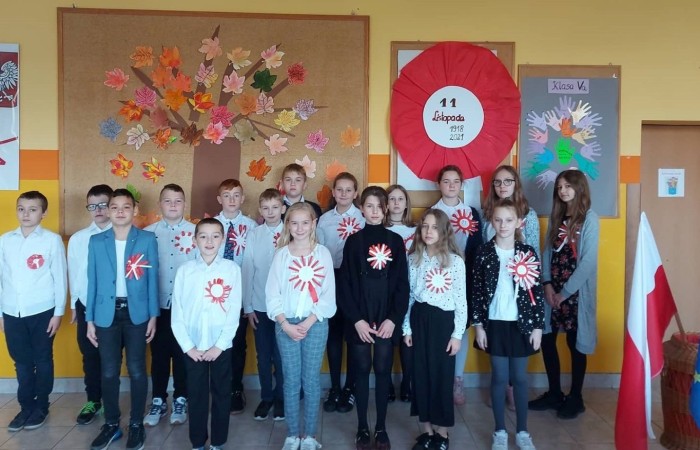 Dnia 10.11.2021 społeczność naszej szkoły świętowała Dzień Odzyskania Niepodległości. Niestety w reżimie sanitarnym odbył się uroczysty apel „Zaśpiewajmy dla Niepodległej” przygotowany przez wychowawcę kl.4b Panią Barbarę Rokitę przy udziale samorządów uczniowskich klas 4-8. Patriotyczny charakter uroczystości podkreśliły barwy narodowe, godło i hymn. Uczniowie  w ciekawej inscenizacji przedstawili losy narodu Polskiego wyjaśniając hasło NIEPODLEGŁA - kolejne rozbiory, zrywy niepodległościowe i nadzieje Polaków na odzyskanie wolności, wreszcie powrót na mapę Europy jako niepodległy, suwerenny kraj. Klasa 4b z zaangażowaniem zaśpiewała hymn państwowy, Szarą Piechotę, Pierwszą Brygadę, Polską flagę i piosenkę „Jestem Polką i Polakiem” pod kierunkiem Pani Iwony Matukiewicz. Cała szkoła o godz.11.11 na spotkaniu z wychowawcą odśpiewała hymn państwowy. Nauczyciele przygotowali różnorodne zadania pt. „ 11 Listopada”. Słychać było pieśni patriotyczne, była także degustacja rogali świętomarcińskich. Wolontariusze pod opieką Pani Beaty Ziębickiej rozdawali kotyliony niepodległościowe. To była bezcenne lekcja historii. Dziękujemy wszystkim za zaangażowanie w dniu świętowania niepodległości.