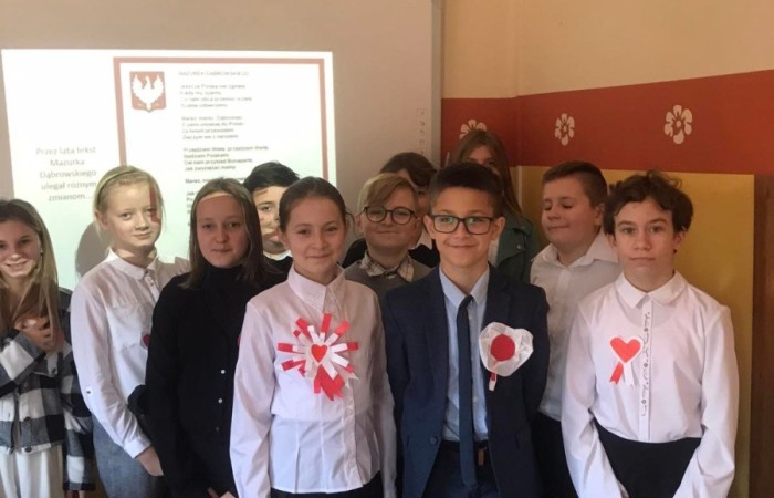 Dnia 10.11.2021 społeczność naszej szkoły świętowała Dzień Odzyskania Niepodległości. Niestety w reżimie sanitarnym odbył się uroczysty apel „Zaśpiewajmy dla Niepodległej” przygotowany przez wychowawcę kl.4b Panią Barbarę Rokitę przy udziale samorządów uczniowskich klas 4-8. Patriotyczny charakter uroczystości podkreśliły barwy narodowe, godło i hymn. Uczniowie  w ciekawej inscenizacji przedstawili losy narodu Polskiego wyjaśniając hasło NIEPODLEGŁA - kolejne rozbiory, zrywy niepodległościowe i nadzieje Polaków na odzyskanie wolności, wreszcie powrót na mapę Europy jako niepodległy, suwerenny kraj. Klasa 4b z zaangażowaniem zaśpiewała hymn państwowy, Szarą Piechotę, Pierwszą Brygadę, Polską flagę i piosenkę „Jestem Polką i Polakiem” pod kierunkiem Pani Iwony Matukiewicz. Cała szkoła o godz.11.11 na spotkaniu z wychowawcą odśpiewała hymn państwowy. Nauczyciele przygotowali różnorodne zadania pt. „ 11 Listopada”. Słychać było pieśni patriotyczne, była także degustacja rogali świętomarcińskich. Wolontariusze pod opieką Pani Beaty Ziębickiej rozdawali kotyliony niepodległościowe. To była bezcenne lekcja historii. Dziękujemy wszystkim za zaangażowanie w dniu świętowania niepodległości.