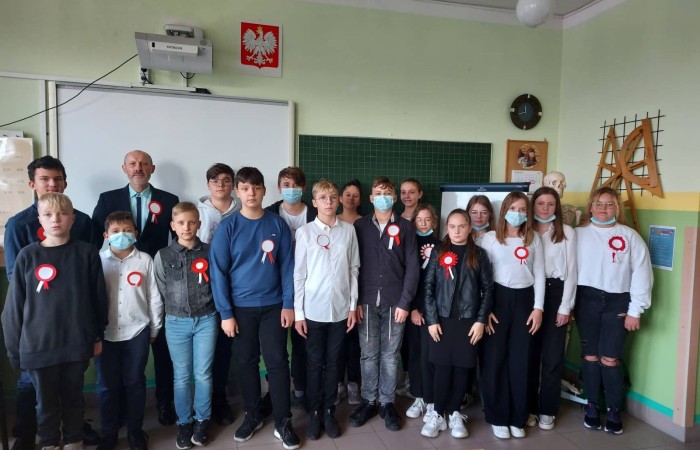 Dnia 10.11.2021 społeczność naszej szkoły świętowała Dzień Odzyskania Niepodległości. Niestety w reżimie sanitarnym odbył się uroczysty apel „Zaśpiewajmy dla Niepodległej” przygotowany przez wychowawcę kl.4b Panią Barbarę Rokitę przy udziale samorządów uczniowskich klas 4-8. Patriotyczny charakter uroczystości podkreśliły barwy narodowe, godło i hymn. Uczniowie  w ciekawej inscenizacji przedstawili losy narodu Polskiego wyjaśniając hasło NIEPODLEGŁA - kolejne rozbiory, zrywy niepodległościowe i nadzieje Polaków na odzyskanie wolności, wreszcie powrót na mapę Europy jako niepodległy, suwerenny kraj. Klasa 4b z zaangażowaniem zaśpiewała hymn państwowy, Szarą Piechotę, Pierwszą Brygadę, Polską flagę i piosenkę „Jestem Polką i Polakiem” pod kierunkiem Pani Iwony Matukiewicz. Cała szkoła o godz.11.11 na spotkaniu z wychowawcą odśpiewała hymn państwowy. Nauczyciele przygotowali różnorodne zadania pt. „ 11 Listopada”. Słychać było pieśni patriotyczne, była także degustacja rogali świętomarcińskich. Wolontariusze pod opieką Pani Beaty Ziębickiej rozdawali kotyliony niepodległościowe. To była bezcenne lekcja historii. Dziękujemy wszystkim za zaangażowanie w dniu świętowania niepodległości.