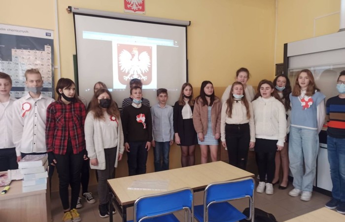 Dnia 10.11.2021 społeczność naszej szkoły świętowała Dzień Odzyskania Niepodległości. Niestety w reżimie sanitarnym odbył się uroczysty apel „Zaśpiewajmy dla Niepodległej” przygotowany przez wychowawcę kl.4b Panią Barbarę Rokitę przy udziale samorządów uczniowskich klas 4-8. Patriotyczny charakter uroczystości podkreśliły barwy narodowe, godło i hymn. Uczniowie  w ciekawej inscenizacji przedstawili losy narodu Polskiego wyjaśniając hasło NIEPODLEGŁA - kolejne rozbiory, zrywy niepodległościowe i nadzieje Polaków na odzyskanie wolności, wreszcie powrót na mapę Europy jako niepodległy, suwerenny kraj. Klasa 4b z zaangażowaniem zaśpiewała hymn państwowy, Szarą Piechotę, Pierwszą Brygadę, Polską flagę i piosenkę „Jestem Polką i Polakiem” pod kierunkiem Pani Iwony Matukiewicz. Cała szkoła o godz.11.11 na spotkaniu z wychowawcą odśpiewała hymn państwowy. Nauczyciele przygotowali różnorodne zadania pt. „ 11 Listopada”. Słychać było pieśni patriotyczne, była także degustacja rogali świętomarcińskich. Wolontariusze pod opieką Pani Beaty Ziębickiej rozdawali kotyliony niepodległościowe. To była bezcenne lekcja historii. Dziękujemy wszystkim za zaangażowanie w dniu świętowania niepodległości.