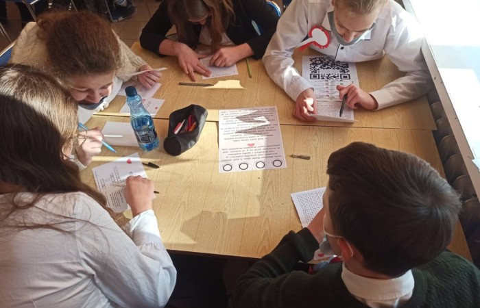 Dnia 10.11.2021 społeczność naszej szkoły świętowała Dzień Odzyskania Niepodległości. Niestety w reżimie sanitarnym odbył się uroczysty apel „Zaśpiewajmy dla Niepodległej” przygotowany przez wychowawcę kl.4b Panią Barbarę Rokitę przy udziale samorządów uczniowskich klas 4-8. Patriotyczny charakter uroczystości podkreśliły barwy narodowe, godło i hymn. Uczniowie  w ciekawej inscenizacji przedstawili losy narodu Polskiego wyjaśniając hasło NIEPODLEGŁA - kolejne rozbiory, zrywy niepodległościowe i nadzieje Polaków na odzyskanie wolności, wreszcie powrót na mapę Europy jako niepodległy, suwerenny kraj. Klasa 4b z zaangażowaniem zaśpiewała hymn państwowy, Szarą Piechotę, Pierwszą Brygadę, Polską flagę i piosenkę „Jestem Polką i Polakiem” pod kierunkiem Pani Iwony Matukiewicz. Cała szkoła o godz.11.11 na spotkaniu z wychowawcą odśpiewała hymn państwowy. Nauczyciele przygotowali różnorodne zadania pt. „ 11 Listopada”. Słychać było pieśni patriotyczne, była także degustacja rogali świętomarcińskich. Wolontariusze pod opieką Pani Beaty Ziębickiej rozdawali kotyliony niepodległościowe. To była bezcenne lekcja historii. Dziękujemy wszystkim za zaangażowanie w dniu świętowania niepodległości.