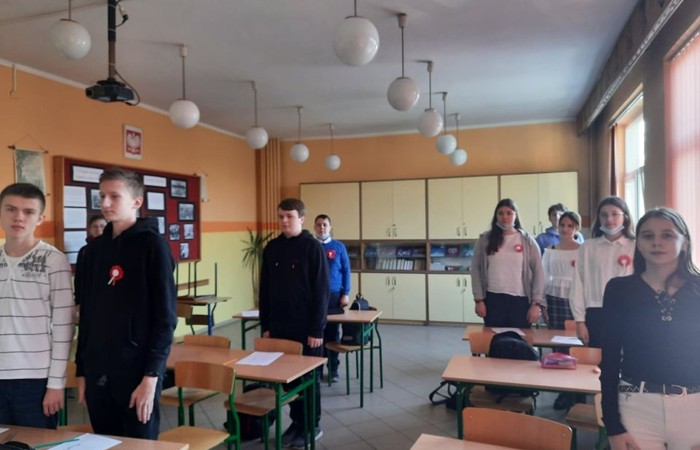 Dnia 10.11.2021 społeczność naszej szkoły świętowała Dzień Odzyskania Niepodległości. Niestety w reżimie sanitarnym odbył się uroczysty apel „Zaśpiewajmy dla Niepodległej” przygotowany przez wychowawcę kl.4b Panią Barbarę Rokitę przy udziale samorządów uczniowskich klas 4-8. Patriotyczny charakter uroczystości podkreśliły barwy narodowe, godło i hymn. Uczniowie  w ciekawej inscenizacji przedstawili losy narodu Polskiego wyjaśniając hasło NIEPODLEGŁA - kolejne rozbiory, zrywy niepodległościowe i nadzieje Polaków na odzyskanie wolności, wreszcie powrót na mapę Europy jako niepodległy, suwerenny kraj. Klasa 4b z zaangażowaniem zaśpiewała hymn państwowy, Szarą Piechotę, Pierwszą Brygadę, Polską flagę i piosenkę „Jestem Polką i Polakiem” pod kierunkiem Pani Iwony Matukiewicz. Cała szkoła o godz.11.11 na spotkaniu z wychowawcą odśpiewała hymn państwowy. Nauczyciele przygotowali różnorodne zadania pt. „ 11 Listopada”. Słychać było pieśni patriotyczne, była także degustacja rogali świętomarcińskich. Wolontariusze pod opieką Pani Beaty Ziębickiej rozdawali kotyliony niepodległościowe. To była bezcenne lekcja historii. Dziękujemy wszystkim za zaangażowanie w dniu świętowania niepodległości.