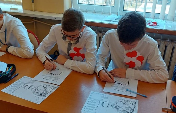 Dnia 10.11.2021 społeczność naszej szkoły świętowała Dzień Odzyskania Niepodległości. Niestety w reżimie sanitarnym odbył się uroczysty apel „Zaśpiewajmy dla Niepodległej” przygotowany przez wychowawcę kl.4b Panią Barbarę Rokitę przy udziale samorządów uczniowskich klas 4-8. Patriotyczny charakter uroczystości podkreśliły barwy narodowe, godło i hymn. Uczniowie  w ciekawej inscenizacji przedstawili losy narodu Polskiego wyjaśniając hasło NIEPODLEGŁA - kolejne rozbiory, zrywy niepodległościowe i nadzieje Polaków na odzyskanie wolności, wreszcie powrót na mapę Europy jako niepodległy, suwerenny kraj. Klasa 4b z zaangażowaniem zaśpiewała hymn państwowy, Szarą Piechotę, Pierwszą Brygadę, Polską flagę i piosenkę „Jestem Polką i Polakiem” pod kierunkiem Pani Iwony Matukiewicz. Cała szkoła o godz.11.11 na spotkaniu z wychowawcą odśpiewała hymn państwowy. Nauczyciele przygotowali różnorodne zadania pt. „ 11 Listopada”. Słychać było pieśni patriotyczne, była także degustacja rogali świętomarcińskich. Wolontariusze pod opieką Pani Beaty Ziębickiej rozdawali kotyliony niepodległościowe. To była bezcenne lekcja historii. Dziękujemy wszystkim za zaangażowanie w dniu świętowania niepodległości.