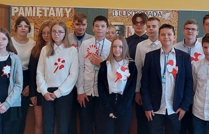 Dnia 10.11.2021 społeczność naszej szkoły świętowała Dzień Odzyskania Niepodległości. Niestety w reżimie sanitarnym odbył się uroczysty apel „Zaśpiewajmy dla Niepodległej” przygotowany przez wychowawcę kl.4b Panią Barbarę Rokitę przy udziale samorządów uczniowskich klas 4-8. Patriotyczny charakter uroczystości podkreśliły barwy narodowe, godło i hymn. Uczniowie  w ciekawej inscenizacji przedstawili losy narodu Polskiego wyjaśniając hasło NIEPODLEGŁA - kolejne rozbiory, zrywy niepodległościowe i nadzieje Polaków na odzyskanie wolności, wreszcie powrót na mapę Europy jako niepodległy, suwerenny kraj. Klasa 4b z zaangażowaniem zaśpiewała hymn państwowy, Szarą Piechotę, Pierwszą Brygadę, Polską flagę i piosenkę „Jestem Polką i Polakiem” pod kierunkiem Pani Iwony Matukiewicz. Cała szkoła o godz.11.11 na spotkaniu z wychowawcą odśpiewała hymn państwowy. Nauczyciele przygotowali różnorodne zadania pt. „ 11 Listopada”. Słychać było pieśni patriotyczne, była także degustacja rogali świętomarcińskich. Wolontariusze pod opieką Pani Beaty Ziębickiej rozdawali kotyliony niepodległościowe. To była bezcenne lekcja historii. Dziękujemy wszystkim za zaangażowanie w dniu świętowania niepodległości.