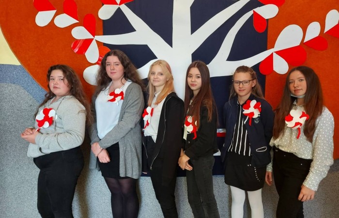 Dnia 10.11.2021 społeczność naszej szkoły świętowała Dzień Odzyskania Niepodległości. Niestety w reżimie sanitarnym odbył się uroczysty apel „Zaśpiewajmy dla Niepodległej” przygotowany przez wychowawcę kl.4b Panią Barbarę Rokitę przy udziale samorządów uczniowskich klas 4-8. Patriotyczny charakter uroczystości podkreśliły barwy narodowe, godło i hymn. Uczniowie  w ciekawej inscenizacji przedstawili losy narodu Polskiego wyjaśniając hasło NIEPODLEGŁA - kolejne rozbiory, zrywy niepodległościowe i nadzieje Polaków na odzyskanie wolności, wreszcie powrót na mapę Europy jako niepodległy, suwerenny kraj. Klasa 4b z zaangażowaniem zaśpiewała hymn państwowy, Szarą Piechotę, Pierwszą Brygadę, Polską flagę i piosenkę „Jestem Polką i Polakiem” pod kierunkiem Pani Iwony Matukiewicz. Cała szkoła o godz.11.11 na spotkaniu z wychowawcą odśpiewała hymn państwowy. Nauczyciele przygotowali różnorodne zadania pt. „ 11 Listopada”. Słychać było pieśni patriotyczne, była także degustacja rogali świętomarcińskich. Wolontariusze pod opieką Pani Beaty Ziębickiej rozdawali kotyliony niepodległościowe. To była bezcenne lekcja historii. Dziękujemy wszystkim za zaangażowanie w dniu świętowania niepodległości.