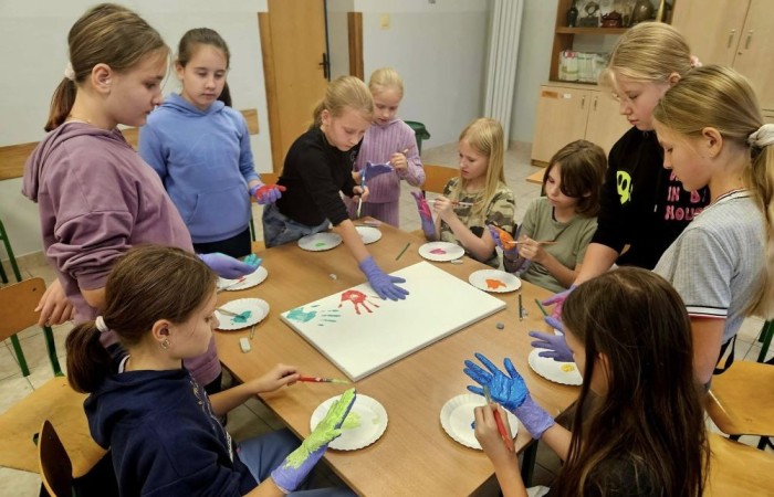 Uczniowie na zajęciach kreatywności rozwijają zdolność do tworzenia nowych rozwiązań, wykorzystując istniejącą wiedzę plastyczną w praktyce. Celem zajęć jest podnoszenie kompetencji kulturowych i rozwijanie aktywności twórczej. Uczniowie w zespołach rozwijają wyobraźnie, zainteresowania i motywacje do działania. Uczą się wyrażać emocje za pomocą dostępnych dla nich środków wyrazu, także artystycznych, praktycznych i technicznych. Poszerzają wiedzę i umiejętności z zakresu różnych dziedzin plastycznych. Zajęcia kreatywności pomagają również rozwijać spostrzegawczość, myślenie, doskonalą koncentrację uwagi i ćwiczą pamięć. Uczniowie chętnie uczestniczą w zajęciach, a efekty ich kreatywności podziwiamy na bieżąco w galerii szkolnej.