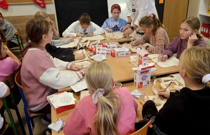 Uczniowie na zajęciach kreatywności rozwijają zdolność do tworzenia nowych rozwiązań, wykorzystując istniejącą wiedzę plastyczną w praktyce. Celem zajęć jest podnoszenie kompetencji kulturowych i rozwijanie aktywności twórczej. Uczniowie w zespołach rozwijają wyobraźnie, zainteresowania i motywacje do działania. Uczą się wyrażać emocje za pomocą dostępnych dla nich środków wyrazu, także artystycznych, praktycznych i technicznych. Poszerzają wiedzę i umiejętności z zakresu różnych dziedzin plastycznych. Zajęcia kreatywności pomagają również rozwijać spostrzegawczość, myślenie, doskonalą koncentrację uwagi i ćwiczą pamięć. Uczniowie chętnie uczestniczą w zajęciach, a efekty ich kreatywności podziwiamy na bieżąco w galerii szkolnej.