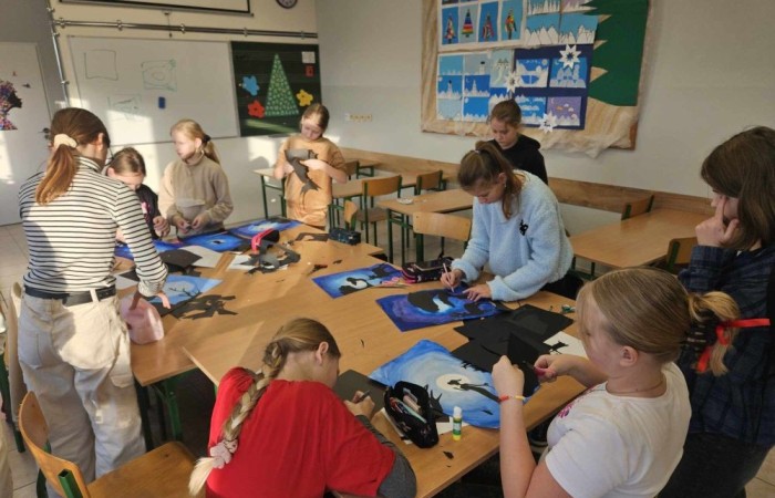 Uczniowie na zajęciach kreatywności rozwijają zdolność do tworzenia nowych rozwiązań, wykorzystując istniejącą wiedzę plastyczną w praktyce. Celem zajęć jest podnoszenie kompetencji kulturowych i rozwijanie aktywności twórczej. Uczniowie w zespołach rozwijają wyobraźnie, zainteresowania i motywacje do działania. Uczą się wyrażać emocje za pomocą dostępnych dla nich środków wyrazu, także artystycznych, praktycznych i technicznych. Poszerzają wiedzę i umiejętności z zakresu różnych dziedzin plastycznych. Zajęcia kreatywności pomagają również rozwijać spostrzegawczość, myślenie, doskonalą koncentrację uwagi i ćwiczą pamięć. Uczniowie chętnie uczestniczą w zajęciach, a efekty ich kreatywności podziwiamy na bieżąco w galerii szkolnej.