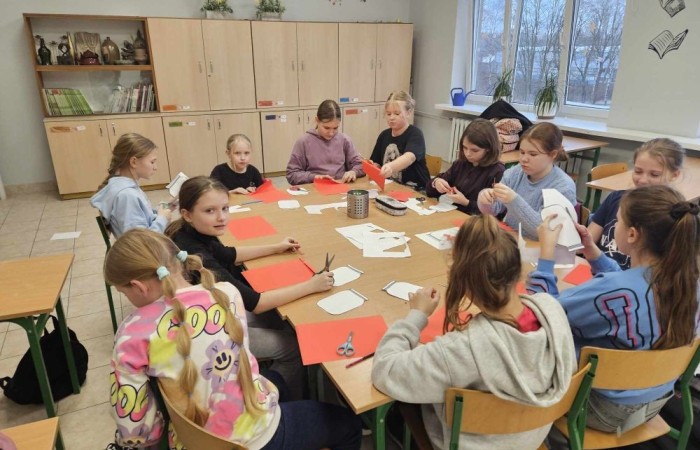 Uczniowie na zajęciach kreatywności rozwijają zdolność do tworzenia nowych rozwiązań, wykorzystując istniejącą wiedzę plastyczną w praktyce. Celem zajęć jest podnoszenie kompetencji kulturowych i rozwijanie aktywności twórczej. Uczniowie w zespołach rozwijają wyobraźnie, zainteresowania i motywacje do działania. Uczą się wyrażać emocje za pomocą dostępnych dla nich środków wyrazu, także artystycznych, praktycznych i technicznych. Poszerzają wiedzę i umiejętności z zakresu różnych dziedzin plastycznych. Zajęcia kreatywności pomagają również rozwijać spostrzegawczość, myślenie, doskonalą koncentrację uwagi i ćwiczą pamięć. Uczniowie chętnie uczestniczą w zajęciach, a efekty ich kreatywności podziwiamy na bieżąco w galerii szkolnej.