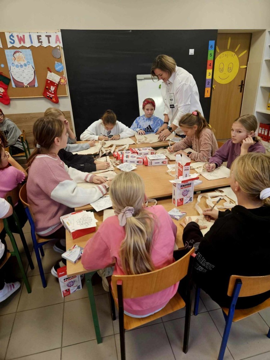 Uczniowie na zajęciach kreatywności rozwijają zdolność do tworzenia nowych rozwiązań, wykorzystując istniejącą wiedzę plastyczną w praktyce. Celem zajęć jest podnoszenie kompetencji kulturowych i rozwijanie aktywności twórczej. Uczniowie w zespołach rozwijają wyobraźnie, zainteresowania i motywacje do działania. Uczą się wyrażać emocje za pomocą dostępnych dla nich środków wyrazu, także artystycznych, praktycznych i technicznych. Poszerzają wiedzę i umiejętności z zakresu różnych dziedzin plastycznych. Zajęcia kreatywności pomagają również rozwijać spostrzegawczość, myślenie, doskonalą koncentrację uwagi i ćwiczą pamięć. Uczniowie chętnie uczestniczą w zajęciach, a efekty ich kreatywności podziwiamy na bieżąco w galerii szkolnej.