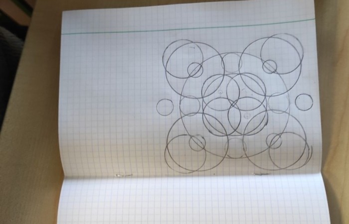 W trakcie zajęć wyrównawczych z matematyki uczniowie klas 5 i 6 ćwiczyli pracę z cyrklem. Mieli za zadanie za pomocą kół stworzyć kolorową mozaikę. Każdy uczestnik wykazał się dużą kreatywnością, a ćwiczenie tej umiejętności przyda się na zajęciach lekcyjnych z działu geometria. :)