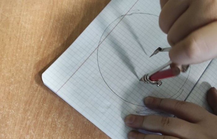 W trakcie zajęć wyrównawczych z matematyki uczniowie klas 5 i 6 ćwiczyli pracę z cyrklem. Mieli za zadanie za pomocą kół stworzyć kolorową mozaikę. Każdy uczestnik wykazał się dużą kreatywnością, a ćwiczenie tej umiejętności przyda się na zajęciach lekcyjnych z działu geometria. :)