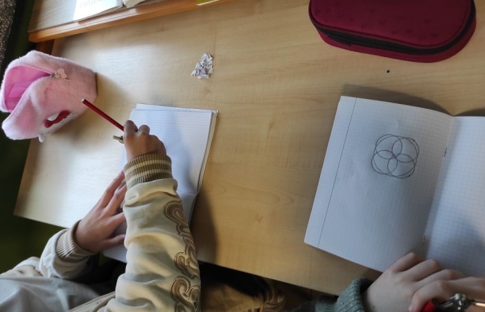 W trakcie zajęć wyrównawczych z matematyki uczniowie klas 5 i 6 ćwiczyli pracę z cyrklem. Mieli za zadanie za pomocą kół stworzyć kolorową mozaikę. Każdy uczestnik wykazał się dużą kreatywnością, a ćwiczenie tej umiejętności przyda się na zajęciach lekcyjnych z działu geometria. :)