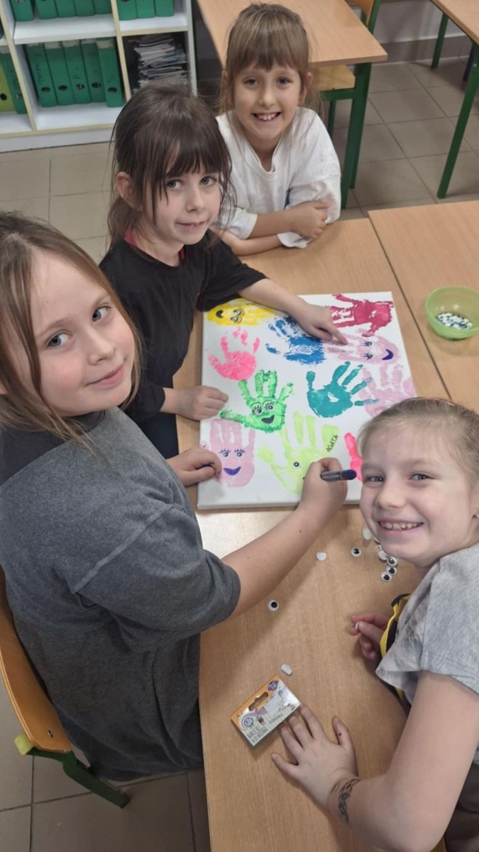 Artyści z klasy I B i IIB, uczestnicy projektu S.Z.U.M bardzo chętnie się spotykają na zajęciach kreatywności, wymieniają się pomysłami i tworzą cudowne, kreatywne prace. Na zajęciach panuje kolorowy zawrót głowy.Jest to bardzo miło spędzony czas. Dziewczynki nauczyły się tworzyć masę solną, slaymy, stworzyły piękne stroiki świąteczne, a przy tym dobrze się bawiły.