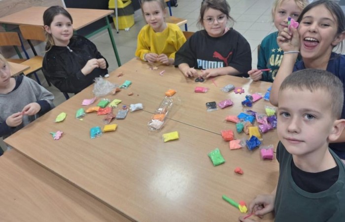 Artyści z klasy I B i IIB, uczestnicy projektu S.Z.U.M bardzo chętnie się spotykają na zajęciach kreatywności, wymieniają się pomysłami i tworzą cudowne, kreatywne prace. Na zajęciach panuje kolorowy zawrót głowy.Jest to bardzo miło spędzony czas. Dziewczynki nauczyły się tworzyć masę solną, slaymy, stworzyły piękne stroiki świąteczne, a przy tym dobrze się bawiły.