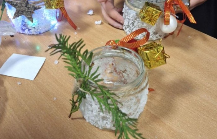 Artyści z klasy I B i IIB, uczestnicy projektu S.Z.U.M bardzo chętnie się spotykają na zajęciach kreatywności, wymieniają się pomysłami i tworzą cudowne, kreatywne prace. Na zajęciach panuje kolorowy zawrót głowy.Jest to bardzo miło spędzony czas. Dziewczynki nauczyły się tworzyć masę solną, slaymy, stworzyły piękne stroiki świąteczne, a przy tym dobrze się bawiły.