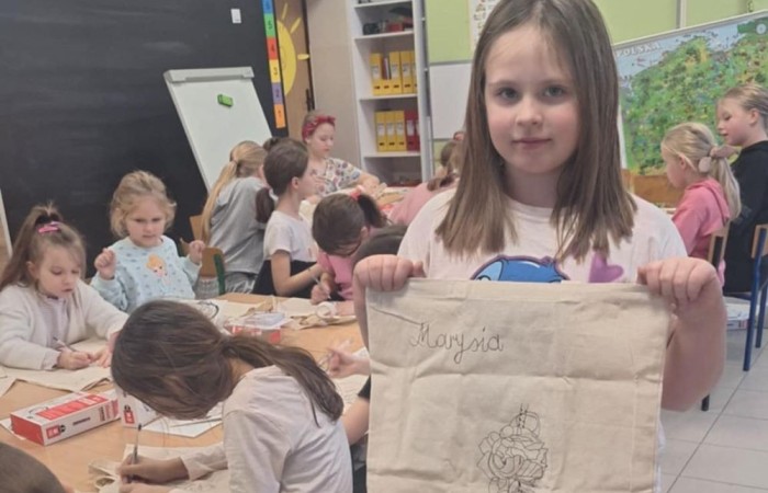 Artyści z klasy I B i IIB, uczestnicy projektu S.Z.U.M bardzo chętnie się spotykają na zajęciach kreatywności, wymieniają się pomysłami i tworzą cudowne, kreatywne prace. Na zajęciach panuje kolorowy zawrót głowy.Jest to bardzo miło spędzony czas. Dziewczynki nauczyły się tworzyć masę solną, slaymy, stworzyły piękne stroiki świąteczne, a przy tym dobrze się bawiły.