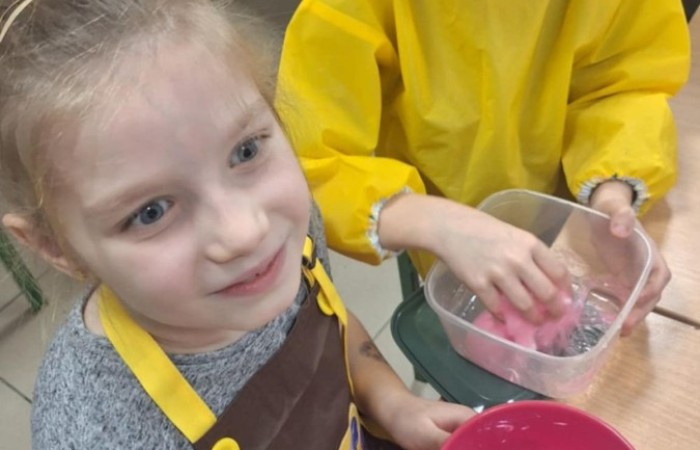 Artyści z klasy I B i IIB, uczestnicy projektu S.Z.U.M bardzo chętnie się spotykają na zajęciach kreatywności, wymieniają się pomysłami i tworzą cudowne, kreatywne prace. Na zajęciach panuje kolorowy zawrót głowy.Jest to bardzo miło spędzony czas. Dziewczynki nauczyły się tworzyć masę solną, slaymy, stworzyły piękne stroiki świąteczne, a przy tym dobrze się bawiły.