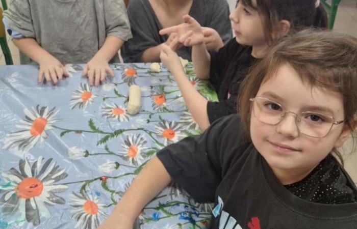 Artyści z klasy I B i IIB, uczestnicy projektu S.Z.U.M bardzo chętnie się spotykają na zajęciach kreatywności, wymieniają się pomysłami i tworzą cudowne, kreatywne prace. Na zajęciach panuje kolorowy zawrót głowy.Jest to bardzo miło spędzony czas. Dziewczynki nauczyły się tworzyć masę solną, slaymy, stworzyły piękne stroiki świąteczne, a przy tym dobrze się bawiły.