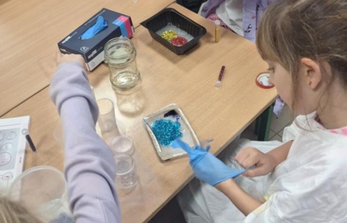 Artyści z klasy I B i IIB, uczestnicy projektu S.Z.U.M bardzo chętnie się spotykają na zajęciach kreatywności, wymieniają się pomysłami i tworzą cudowne, kreatywne prace. Na zajęciach panuje kolorowy zawrót głowy.Jest to bardzo miło spędzony czas. Dziewczynki nauczyły się tworzyć masę solną, slaymy, stworzyły piękne stroiki świąteczne, a przy tym dobrze się bawiły.