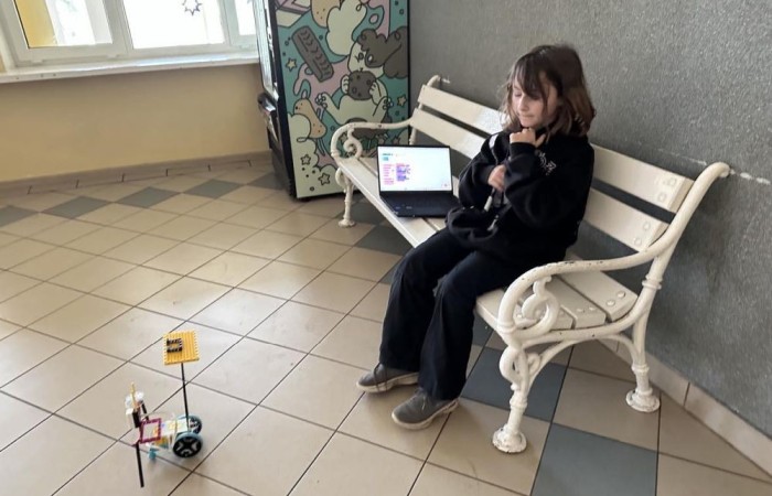 W ramach projektu S.Z.U.M współfinansowanego ze środków Unii Europejskiej systematycznie odbywały się warsztaty komputerowe połączone z robotyką, które zgromadziły liczną grupę entuzjastów nowych technologii i robotyki. Uczestnicy, wyposażeni w zestawy LEGO Spike Prime, mieli okazję rozwijać swoje umiejętności konstrukcyjne oraz programistyczne w atmosferze kreatywnej współpracy i zabawy. Od samego początku zajęć uczestnicy zostali podzieleni na małe zespoły, co sprzyjało integracji oraz wymianie pomysłów. Zadaniem każdej grupy było skonstruowanie robota, który będzie w stanie wykonać określone zadania. Dzięki wsparciu trenera, młodzi inżynierowie nauczyli się, jak krok po kroku budować solidne i funkcjonalne konstrukcje. Był to nie tylko proces twórczy, ale również doskonała lekcja precyzji i cierpliwości. 

Kolejnym etapem warsztatów było programowanie zbudowanych robotów. Uczestnicy, korzystając z intuicyjnego oprogramowania LEGO Spike Prime, mieli okazję zaprogramować swoje konstrukcje do wykonywania różnorodnych ruchów oraz zadań. Wielu z nich po raz pierwszy zetknęło się z programowaniem, co stanowiło nie lada wyzwanie, ale i doskonałą zabawę. Każdy z zespołów osiągnął sukces, ucząc się przy tym podstaw programowania i logiki algorytmicznej.

Zwieńczeniem warsztatów była prezentacja gotowych projektów. Każda grupa z dumą przedstawiła swoje konstrukcje, demonstrując ich funkcjonalność oraz unikalne cechy. Był to moment pełen emocji i satysfakcji, zarówno dla uczestników, jak i dla prowadzących zajęcia.