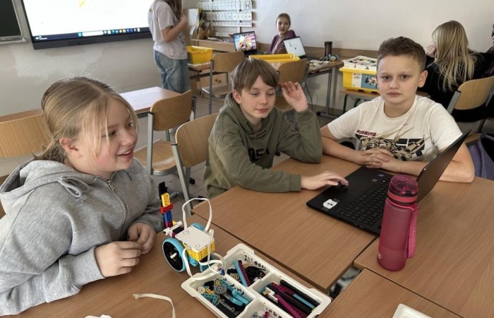 W ramach projektu S.Z.U.M współfinansowanego ze środków Unii Europejskiej systematycznie odbywały się warsztaty komputerowe połączone z robotyką, które zgromadziły liczną grupę entuzjastów nowych technologii i robotyki. Uczestnicy, wyposażeni w zestawy LEGO Spike Prime, mieli okazję rozwijać swoje umiejętności konstrukcyjne oraz programistyczne w atmosferze kreatywnej współpracy i zabawy. Od samego początku zajęć uczestnicy zostali podzieleni na małe zespoły, co sprzyjało integracji oraz wymianie pomysłów. Zadaniem każdej grupy było skonstruowanie robota, który będzie w stanie wykonać określone zadania. Dzięki wsparciu trenera, młodzi inżynierowie nauczyli się, jak krok po kroku budować solidne i funkcjonalne konstrukcje. Był to nie tylko proces twórczy, ale również doskonała lekcja precyzji i cierpliwości. 

Kolejnym etapem warsztatów było programowanie zbudowanych robotów. Uczestnicy, korzystając z intuicyjnego oprogramowania LEGO Spike Prime, mieli okazję zaprogramować swoje konstrukcje do wykonywania różnorodnych ruchów oraz zadań. Wielu z nich po raz pierwszy zetknęło się z programowaniem, co stanowiło nie lada wyzwanie, ale i doskonałą zabawę. Każdy z zespołów osiągnął sukces, ucząc się przy tym podstaw programowania i logiki algorytmicznej.

Zwieńczeniem warsztatów była prezentacja gotowych projektów. Każda grupa z dumą przedstawiła swoje konstrukcje, demonstrując ich funkcjonalność oraz unikalne cechy. Był to moment pełen emocji i satysfakcji, zarówno dla uczestników, jak i dla prowadzących zajęcia.