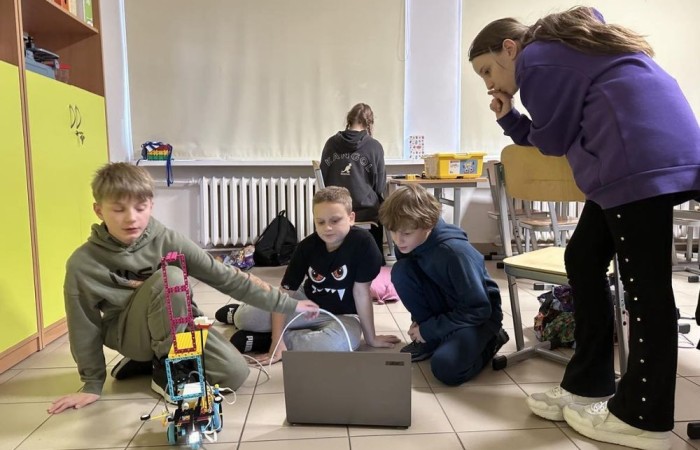 W ramach projektu S.Z.U.M współfinansowanego ze środków Unii Europejskiej systematycznie odbywały się warsztaty komputerowe połączone z robotyką, które zgromadziły liczną grupę entuzjastów nowych technologii i robotyki. Uczestnicy, wyposażeni w zestawy LEGO Spike Prime, mieli okazję rozwijać swoje umiejętności konstrukcyjne oraz programistyczne w atmosferze kreatywnej współpracy i zabawy. Od samego początku zajęć uczestnicy zostali podzieleni na małe zespoły, co sprzyjało integracji oraz wymianie pomysłów. Zadaniem każdej grupy było skonstruowanie robota, który będzie w stanie wykonać określone zadania. Dzięki wsparciu trenera, młodzi inżynierowie nauczyli się, jak krok po kroku budować solidne i funkcjonalne konstrukcje. Był to nie tylko proces twórczy, ale również doskonała lekcja precyzji i cierpliwości. 

Kolejnym etapem warsztatów było programowanie zbudowanych robotów. Uczestnicy, korzystając z intuicyjnego oprogramowania LEGO Spike Prime, mieli okazję zaprogramować swoje konstrukcje do wykonywania różnorodnych ruchów oraz zadań. Wielu z nich po raz pierwszy zetknęło się z programowaniem, co stanowiło nie lada wyzwanie, ale i doskonałą zabawę. Każdy z zespołów osiągnął sukces, ucząc się przy tym podstaw programowania i logiki algorytmicznej.

Zwieńczeniem warsztatów była prezentacja gotowych projektów. Każda grupa z dumą przedstawiła swoje konstrukcje, demonstrując ich funkcjonalność oraz unikalne cechy. Był to moment pełen emocji i satysfakcji, zarówno dla uczestników, jak i dla prowadzących zajęcia.