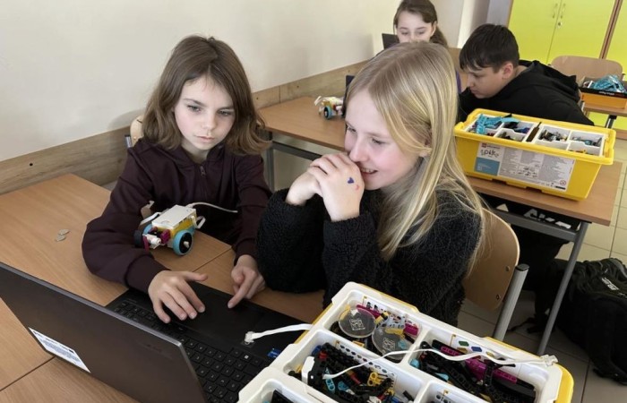 W ramach projektu S.Z.U.M współfinansowanego ze środków Unii Europejskiej systematycznie odbywały się warsztaty komputerowe połączone z robotyką, które zgromadziły liczną grupę entuzjastów nowych technologii i robotyki. Uczestnicy, wyposażeni w zestawy LEGO Spike Prime, mieli okazję rozwijać swoje umiejętności konstrukcyjne oraz programistyczne w atmosferze kreatywnej współpracy i zabawy. Od samego początku zajęć uczestnicy zostali podzieleni na małe zespoły, co sprzyjało integracji oraz wymianie pomysłów. Zadaniem każdej grupy było skonstruowanie robota, który będzie w stanie wykonać określone zadania. Dzięki wsparciu trenera, młodzi inżynierowie nauczyli się, jak krok po kroku budować solidne i funkcjonalne konstrukcje. Był to nie tylko proces twórczy, ale również doskonała lekcja precyzji i cierpliwości. 

Kolejnym etapem warsztatów było programowanie zbudowanych robotów. Uczestnicy, korzystając z intuicyjnego oprogramowania LEGO Spike Prime, mieli okazję zaprogramować swoje konstrukcje do wykonywania różnorodnych ruchów oraz zadań. Wielu z nich po raz pierwszy zetknęło się z programowaniem, co stanowiło nie lada wyzwanie, ale i doskonałą zabawę. Każdy z zespołów osiągnął sukces, ucząc się przy tym podstaw programowania i logiki algorytmicznej.

Zwieńczeniem warsztatów była prezentacja gotowych projektów. Każda grupa z dumą przedstawiła swoje konstrukcje, demonstrując ich funkcjonalność oraz unikalne cechy. Był to moment pełen emocji i satysfakcji, zarówno dla uczestników, jak i dla prowadzących zajęcia.