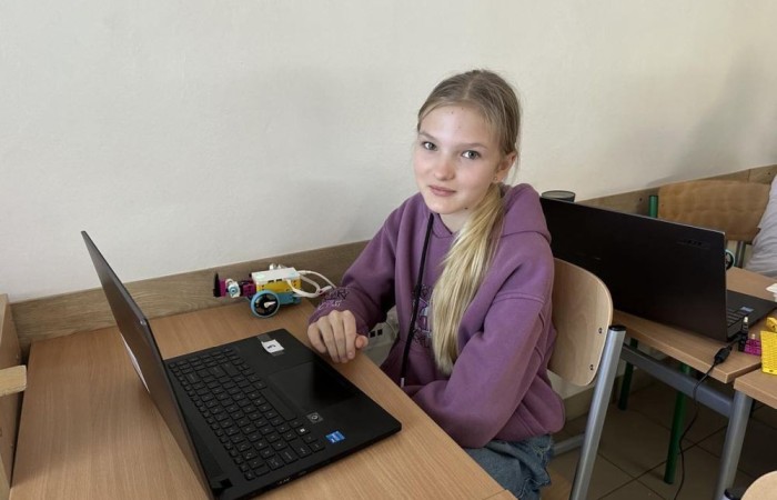 W ramach projektu S.Z.U.M współfinansowanego ze środków Unii Europejskiej systematycznie odbywały się warsztaty komputerowe połączone z robotyką, które zgromadziły liczną grupę entuzjastów nowych technologii i robotyki. Uczestnicy, wyposażeni w zestawy LEGO Spike Prime, mieli okazję rozwijać swoje umiejętności konstrukcyjne oraz programistyczne w atmosferze kreatywnej współpracy i zabawy. Od samego początku zajęć uczestnicy zostali podzieleni na małe zespoły, co sprzyjało integracji oraz wymianie pomysłów. Zadaniem każdej grupy było skonstruowanie robota, który będzie w stanie wykonać określone zadania. Dzięki wsparciu trenera, młodzi inżynierowie nauczyli się, jak krok po kroku budować solidne i funkcjonalne konstrukcje. Był to nie tylko proces twórczy, ale również doskonała lekcja precyzji i cierpliwości. 

Kolejnym etapem warsztatów było programowanie zbudowanych robotów. Uczestnicy, korzystając z intuicyjnego oprogramowania LEGO Spike Prime, mieli okazję zaprogramować swoje konstrukcje do wykonywania różnorodnych ruchów oraz zadań. Wielu z nich po raz pierwszy zetknęło się z programowaniem, co stanowiło nie lada wyzwanie, ale i doskonałą zabawę. Każdy z zespołów osiągnął sukces, ucząc się przy tym podstaw programowania i logiki algorytmicznej.

Zwieńczeniem warsztatów była prezentacja gotowych projektów. Każda grupa z dumą przedstawiła swoje konstrukcje, demonstrując ich funkcjonalność oraz unikalne cechy. Był to moment pełen emocji i satysfakcji, zarówno dla uczestników, jak i dla prowadzących zajęcia.