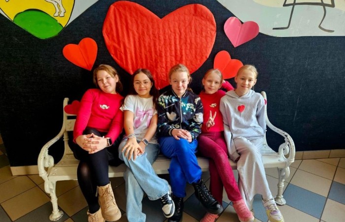 Dnia 14.02.2025  roku w naszej szkoły odbyły się Walentynki.  Uczniowie mieli okazję wysłać kartki walentynkowe  do swoich przyjaciół  za pomocą „Poczty Walentynkowej”.  Większość uczniów przyszła do szkoły ubrana na czerwono, co miało symbolizować miłość, tak ważną tego dnia.  Uśmiechy uczniów i głośna muzyka puszczana podczas długich przerw dopełniły ten pozytywny dzień.
14 lutego – jest to dzień szczególny. Przypomina nam o obdarowywaniu miłością wszystkich ludzi, którzy nas otaczają. Jest to święto, które pokazuje nam, jak bardzo ważną rzeczą w życiu człowieka jest posiadanie obok siebie drugiej osoby, która pomoże nam w każdej sytuacji.  Pamiętajcie jednak, aby o szacunku do drugiego człowieka i okazywaniu miłości bliskim pamiętać zawsze, nie tylko w Walentynki :)