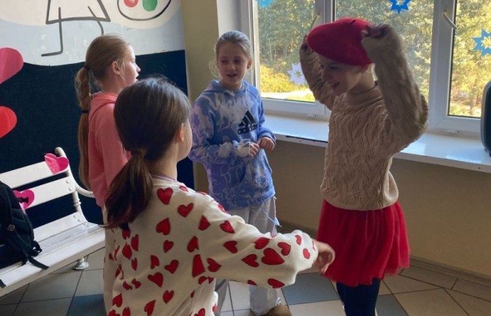 Dnia 14.02.2025  roku w naszej szkoły odbyły się Walentynki.  Uczniowie mieli okazję wysłać kartki walentynkowe  do swoich przyjaciół  za pomocą „Poczty Walentynkowej”.  Większość uczniów przyszła do szkoły ubrana na czerwono, co miało symbolizować miłość, tak ważną tego dnia.  Uśmiechy uczniów i głośna muzyka puszczana podczas długich przerw dopełniły ten pozytywny dzień.
14 lutego – jest to dzień szczególny. Przypomina nam o obdarowywaniu miłością wszystkich ludzi, którzy nas otaczają. Jest to święto, które pokazuje nam, jak bardzo ważną rzeczą w życiu człowieka jest posiadanie obok siebie drugiej osoby, która pomoże nam w każdej sytuacji.  Pamiętajcie jednak, aby o szacunku do drugiego człowieka i okazywaniu miłości bliskim pamiętać zawsze, nie tylko w Walentynki :)