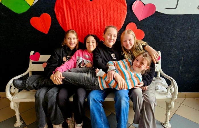 Dnia 14.02.2025  roku w naszej szkoły odbyły się Walentynki.  Uczniowie mieli okazję wysłać kartki walentynkowe  do swoich przyjaciół  za pomocą „Poczty Walentynkowej”.  Większość uczniów przyszła do szkoły ubrana na czerwono, co miało symbolizować miłość, tak ważną tego dnia.  Uśmiechy uczniów i głośna muzyka puszczana podczas długich przerw dopełniły ten pozytywny dzień.
14 lutego – jest to dzień szczególny. Przypomina nam o obdarowywaniu miłością wszystkich ludzi, którzy nas otaczają. Jest to święto, które pokazuje nam, jak bardzo ważną rzeczą w życiu człowieka jest posiadanie obok siebie drugiej osoby, która pomoże nam w każdej sytuacji.  Pamiętajcie jednak, aby o szacunku do drugiego człowieka i okazywaniu miłości bliskim pamiętać zawsze, nie tylko w Walentynki :)