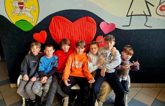 Dnia 14.02.2025  roku w naszej szkoły odbyły się Walentynki.  Uczniowie mieli okazję wysłać kartki walentynkowe  do swoich przyjaciół  za pomocą „Poczty Walentynkowej”.  Większość uczniów przyszła do szkoły ubrana na czerwono, co miało symbolizować miłość, tak ważną tego dnia.  Uśmiechy uczniów i głośna muzyka puszczana podczas długich przerw dopełniły ten pozytywny dzień.
14 lutego – jest to dzień szczególny. Przypomina nam o obdarowywaniu miłością wszystkich ludzi, którzy nas otaczają. Jest to święto, które pokazuje nam, jak bardzo ważną rzeczą w życiu człowieka jest posiadanie obok siebie drugiej osoby, która pomoże nam w każdej sytuacji.  Pamiętajcie jednak, aby o szacunku do drugiego człowieka i okazywaniu miłości bliskim pamiętać zawsze, nie tylko w Walentynki :)
