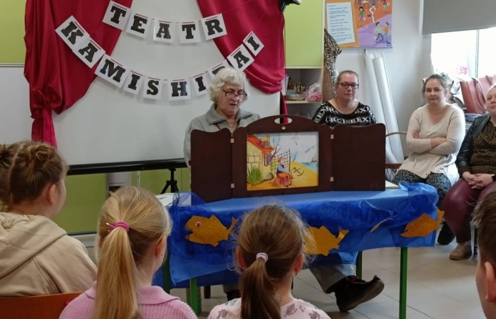 W dniach 12–13 lutego 2025 r. uczniowie klas Ia i Ib mieli okazję wziąć udział w wyjątkowych warsztatach plastycznych, prowadzonych przez gości ze Środowiskowego Domu Samopomocy w Rzecznej.
Dzieci z ogromnym zainteresowaniem wysłuchały bajek 